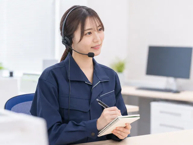 電話で修理相談を受け付ける女性スタッフ